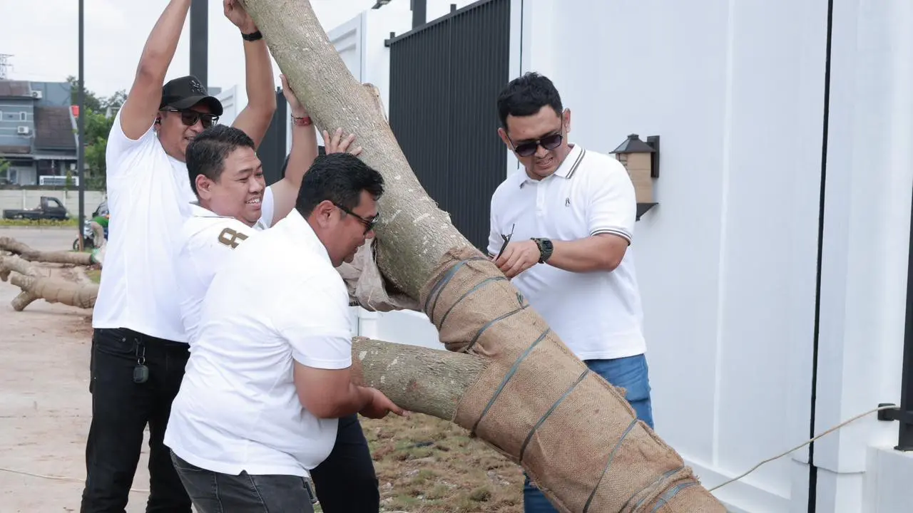 Kegiatan Penanaman 100 Pohon Trembesi di Kota Bekasi, Jawa Barat (Jabar).