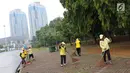 Petugas menyapu sampah yang tercecer di kawasan Monas, Jakarta, Senin (3/11). Kesigapan petugas kebersihan pasca reuni 212 membuat kawasan tersebut kembali bersih meskipun sehari sebelumnya dipenuhi ratusan ribu orang. (Liputan6.com/Immanuel Antonius)