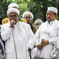 Habib Rizieq (tengah) saat berorasi di depan Balaikota, Jakarta, Senin (10/11/2014)   (Liputan6.com/Faizal Fanani)