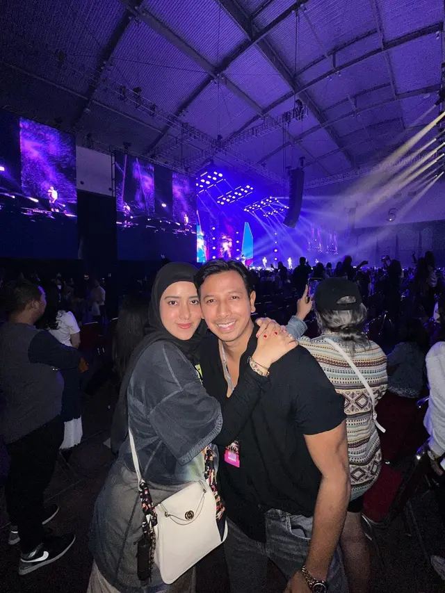 8 Potret Artis Indonesia Nonton Konser Westlife, Ria Ricis Rela Hujan-Hujanan