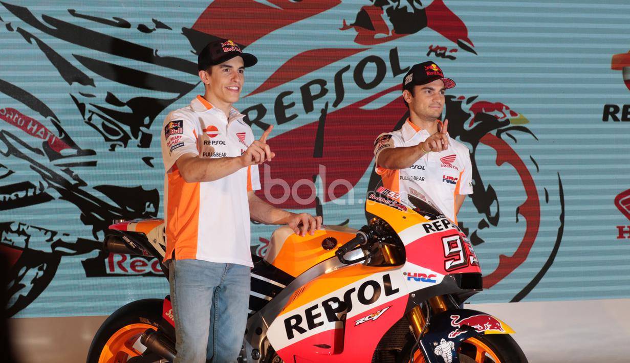 Komitmen Satu Hati dari Pebalap Repsol Honda Team, Marc Marquez (kiri) dan Dani Pedrosa (kanan) saat berfoto dengan tunggangan barunya RC213V pada peluncuran di Kemayoran, Jakarta. (Bola.com/Nicklas Hanoatubun)