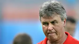 Russian head coach Guus Hiddink attends a training session in Vienna on June 25, 2008. Russia will play the Euro 2008 championship semi-final match against Spain on June 26, 2008 in Vienna. AFP PHOTO/YURI KADOBNOV