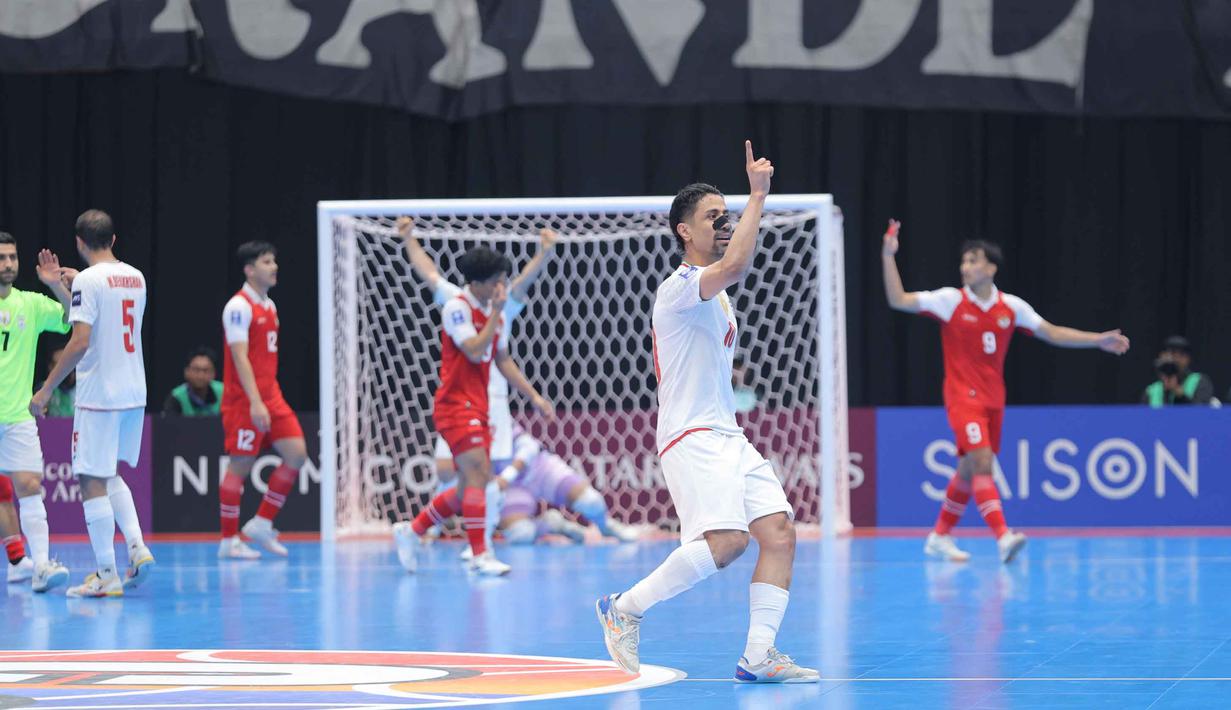 Tim racikan pelatih Hector Souto Vazquez sempat berbalik unggul 3-1 lewat dua gol Israr Megantara. Keunggulan dua gol itu memaksa kedua tim terlibat dalam duel terbuka dengan intensitas tinggi. Tampak dalam foto, pemain Timnas Futsal Iran merayakan keunggulan saat melawan Indonesia pada final Piala Asia Futsal 2026 di Indonesia Arena, Kompleks Gelora Bung Karno, Senayan, Jakarta, Sabtu (7/2/2026). (Bola.com/Bagaskara Lazuardi)