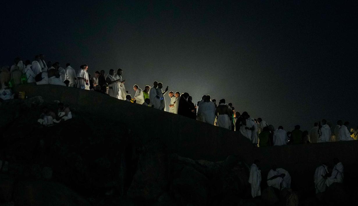 Umat Muslim berkumpul di bukit berbatu yang dikenal sebagai Jabal Rahmah atau Gunung Rahmat, di Dataran Arafah, selama ibadah haji tahunan di dekat kota suci Mekah, Arab Saudi, Selasa 26 Mei 2026. (AP Photo/Altaf Qadri)