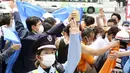 Orang-orang bereaksi setelah tembakan di Nara, Jepang barat (8/7/2022). NHK dan Kyodo sama-sama melaporkan Abe dibawa ke rumah sakit dan tampaknya mengalami cardo-respiratory arrest-istilah yang digunakan di Jepang untuk menunjukkan tidak ada tanda-tanda vital, dan umumnya mendahului sertifikasi formal kematian oleh koroner. (Kyodo News via AP)