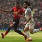 Aksi Marcus Rashford melewati Mohamed Salah pada laga lanjutan Premier League yang berlangsung di stadion Old Trafford, Manchester, Minggu (24/2). Man United bermain imbang 0-0 kontra Liverpool. (AFP/Oli Scarff)