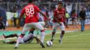 Pemain Sriwijaya FC, Bayu Gatra, terjatuh saat berduel dengan para pemain Bali United pada perebutan tempat ketiga Torabika Bhayangkara Cup 2016 di Stadion Utama Gelora Bung Karno, Jakarta, Minggu (3/4/2016). (Bola.com/Nicklas Hanoatubun)