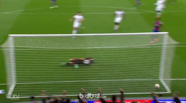 Crystal Palace kini menjauhi zona degradasi sehabis menang telak 5-0 atas Leicester City, Sabtu (28/4). Wilfried Zaha dan James Mc...