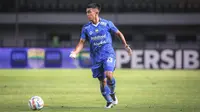 Pemain Persib Bandung, Febri Hariyadi menggiring bola pada laga lanjutan pekan ke-3 BRI Liga 1 2023/2024 antara Persib Bandung melawan Dewa United FC di Stadion Gelora Bandung Lautan Api (GBLA), Bandung, Jumat (14/07/2023). (Bola.com/Bagaskara Lazuardi)