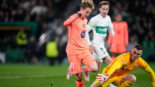 Pemain Barcelona Frenkie de Jong (kiri) berduel memperebutkan bola dengan kiper Elche Inaki Pena