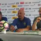 Caretaker pelatih Persib Bandung, Herrie Setiawan (tengah) memberi keterangan pers jelang menghadapi PS TNI (Liputan6.com/Kukuh Saokani)