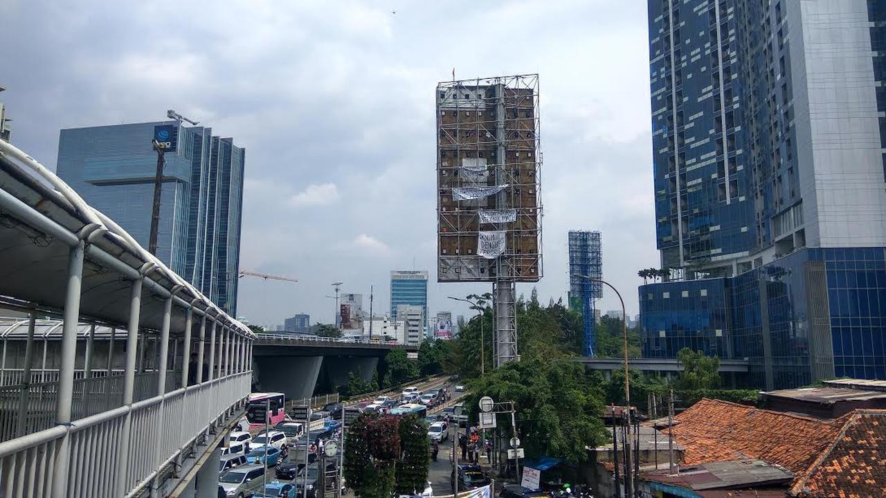 pria panjat papan reklame