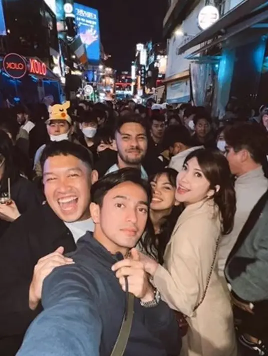 Selama di Korea, Omar Daniel melewati hari Halloween di sana. Bersama teman-temannya, pria 27 tahun itu mengunjungi distrik Itaewon. Di momen tersebut, Omar dan lainnya tetap menikmati keseruan di lokasi syuting drakor Itaewon Class itu meski harus berdesak-desakkan. (Liputan6.com/IG/@parramitha)