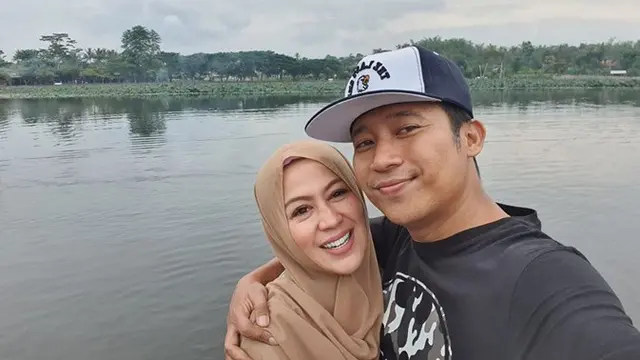 Unggah Foto Lawas saat Anniversary, Ini 7 Potret Mesra Denny Cagur dan Istri