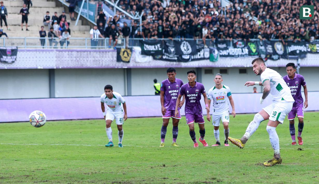Pemain PSS Sleman, Yevhen Bokhashvili, melepaskan tendangan penalti saat melawan Persita Tangerang pada laga pekan ke-28 BRI Liga 1 2022/2023 di Stadion Indomilk Arena, Tangerang, Kamis (2/3/2023). Persita menang dengan skor 2-1. (Bola.com/M Iqbal Ichsan)
