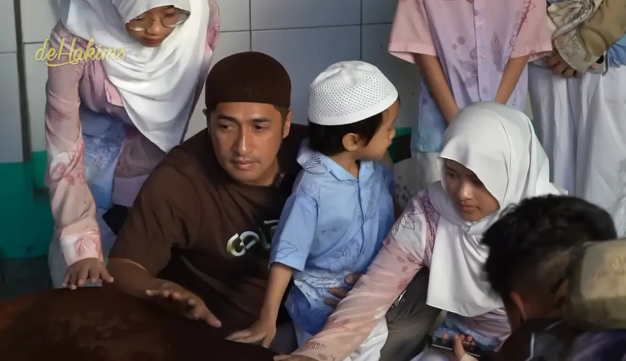 Sebelum disembelih, Irfan Hakim tampak mengajak anak-anaknya untuk mengelus-elus Golden. Setelah anak-anak, gantian ibu Irfan Hakim yang mendekat Golden. [Youtube/deHakims channel]