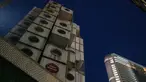 Menara Kapsul Nakagin yang terkenal (kiri) terlihat di distrik Ginza Tokyo, 6 April 2022. Seiring berjalannya waktu, kondisi bangunan tersebut memburuk. Wacana mengenai penghancurannya telah dimulai dari 2006, namun ide tersebut tidak diwujudkan hingga tahun ini. (Philip FONG/AFP)