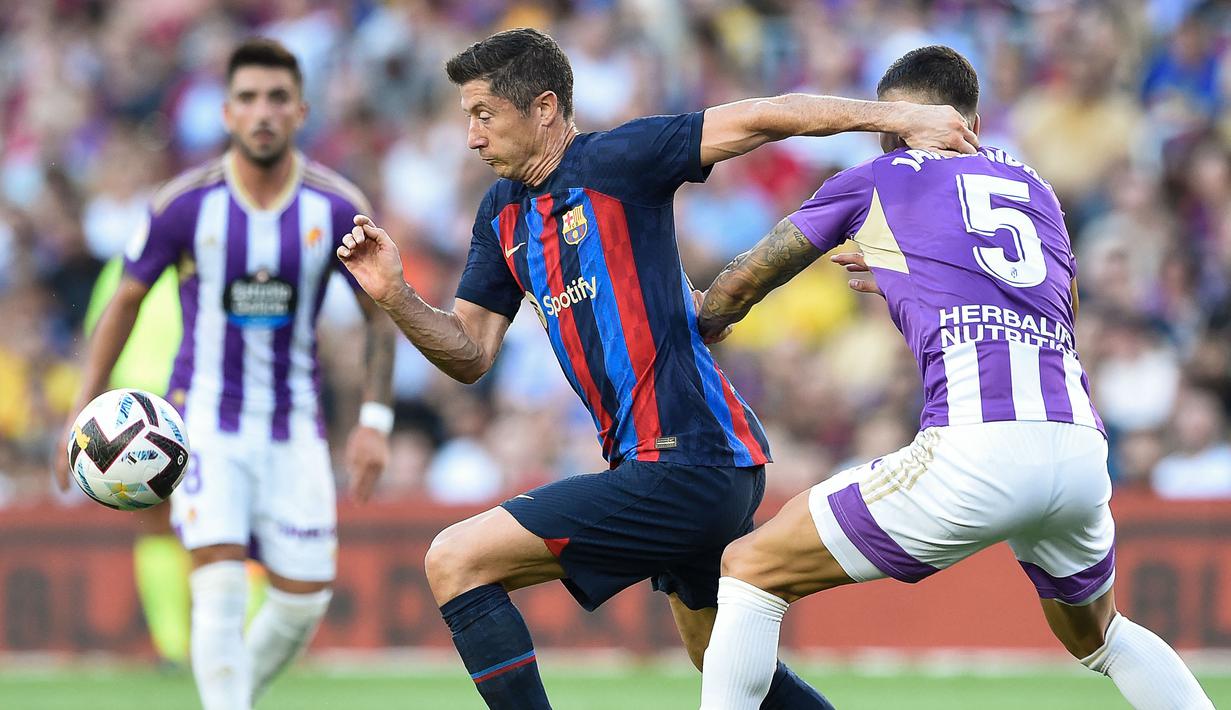 Robert Lewandowski menjadi bintang lapangan pada laga tersebut dengan mencetak dua gol. Ia berhasil membuka keunggulan pada menit ke-24 usai memanfaatkan umpan silang dari Raphinha. (AFP/Josep Lago)