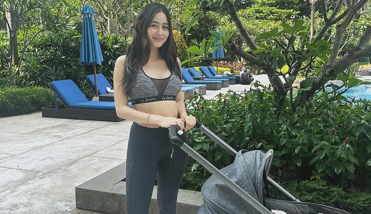 Melalui akun Instagram, Laura Theux mengunggah foto usai melahirkan. Dirinya tampak santai mengajak sang putri berjalan-jalan bersama. (Liputan6.com/IG/@laura_theux)