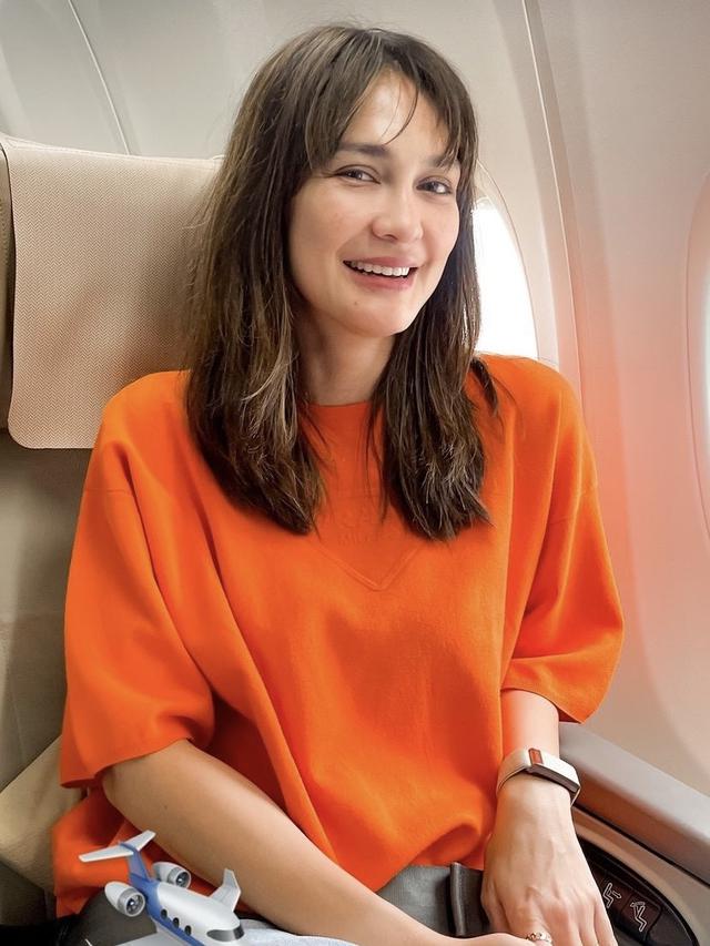 Potret Wajah Selebritis Tanah Air saat Berada di Dalam Pesawat