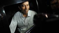 Dengan kemeja putih khasnya, Jokowi tetap tersenyum saat akan meninggalkan rumahnya untuk menghadiri rapat (Liputan6.com/Johan Tallo)