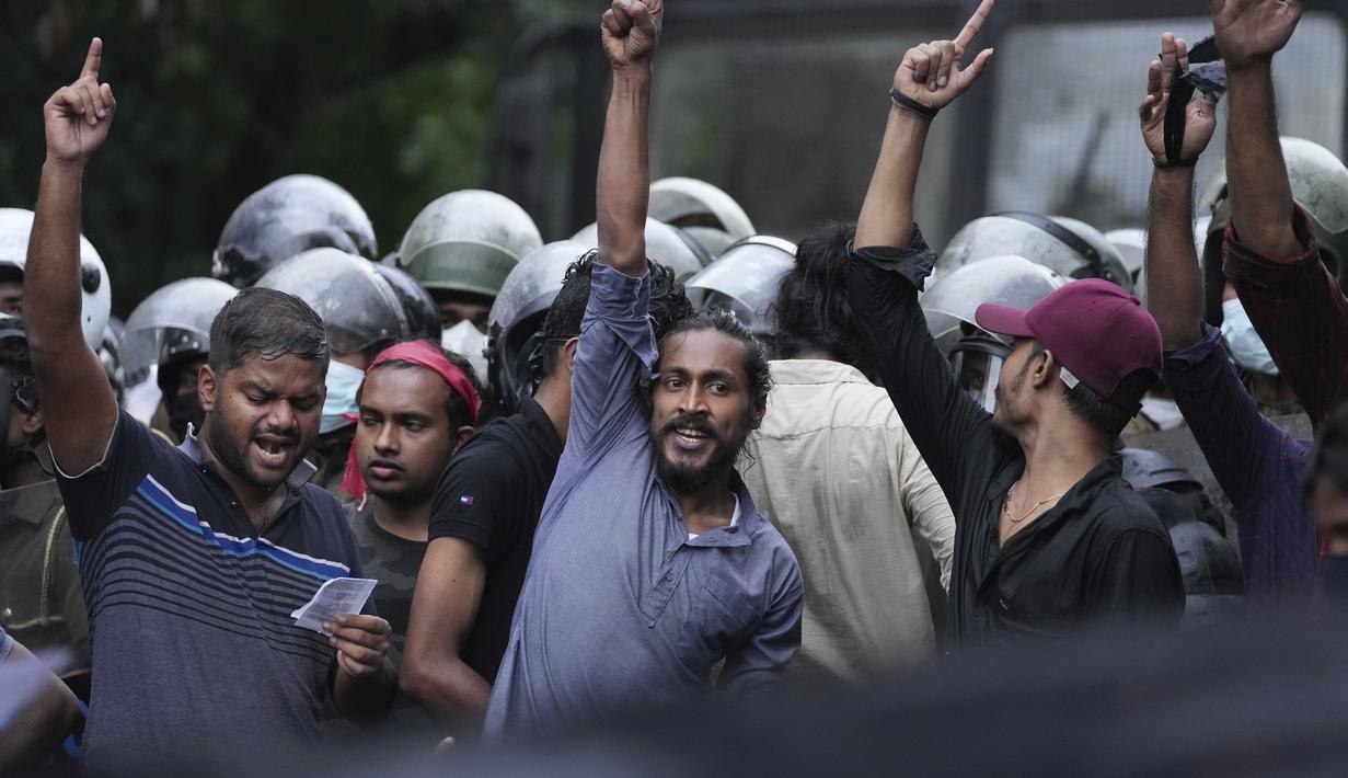 Mahasiswa Sri Lanka meneriakkan slogan-slogan menuntut pengunduran diri presiden Gotabaya Rajapaksa di Kolombo, Sri Lanka (8/4/2022). Mahasiswa menilai atas dugaan salah urus ekonomi dan memperingatkan bahwa kegagalan untuk melakukannya akan menyebabkan bencana ekonomi. (AP Photo/Eranga Jayawardena)