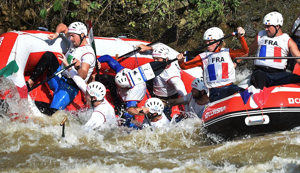 Tim Italia bersaing ketat dengan tim Prancis di nomor open putra Kejuaraan Dunia Arung Jeram 2015 di Sungai Citarik, Sukabumi, Jawa Barat, Indonesia, (7/12/2015). (AFP/Bay Ismoyo)
