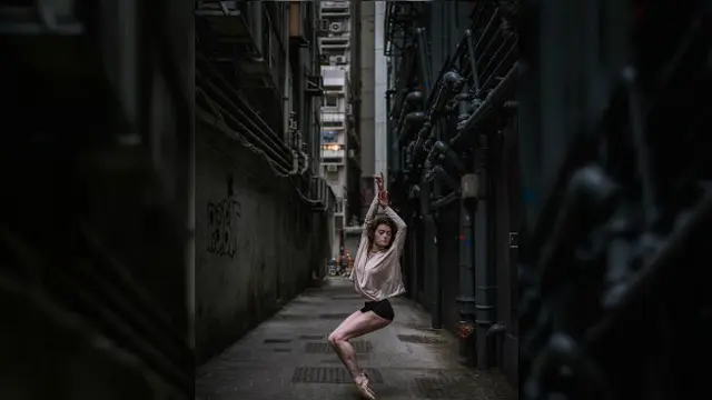 Seorang model sekaligus penari balet melakukan pose gerakan tarian balet di tempat-tempat tidak biasa.