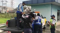 Petugas mengamankan motor yang masuk ke jalan tol melalui GT Pasar Turi, Surabaya, Jawa Timur, (Foto: Istimewa).