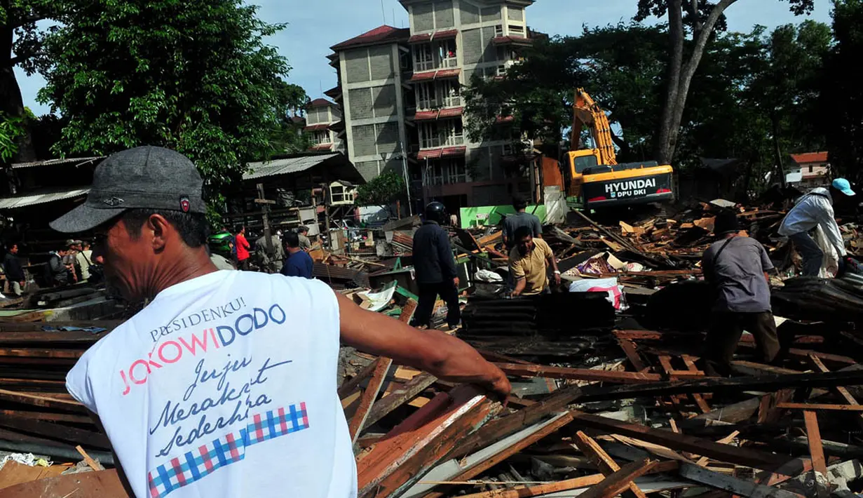 Penggusuran pedagang kaki lima dan bangunan liar di Jalan Tebet Barat Raya, Jakarta ini berlangsung lancar, Rabu (3/12/2014). (Liputan6.com/Johan Tallo)