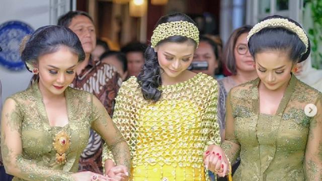 Krisdayanti Dan Yuni Shara Kompak Saat Siraman Adik Showbiz