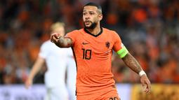 Memphis Depay. Striker Timnas Belanda ini telah melewatkan 8 laga terakhir bersama Barcelona sejak awal Oktober 2022 karena mengalami cedera paha. Timnas Belanda tetap memasukkannya dalam skuad untuk berlaga di Piala Dunia 2022 dengan alasan sang pemain akan segera pulih dan hanya akan absen pada laga perdana menghadapi Senegal di fase Grup A. (AFP/John Thys)