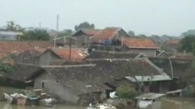 Tak Ada Bantuan, Korban Banjir di Bandung Mengemis