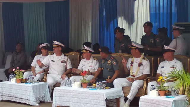 Para pejabat TNI AL menyambut dengan hangat kedatangan kru kapal USS Blue RIdge milik Angkatan Laut AS (Liputan6.com/Happy Ferdian Syah Utomo)
