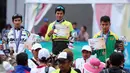 Pesepatu roda Jawa Barat, Radika (tengah) di podium kemenangan 500m Individual Time Trial Putra PON XIX Jabar di GOR Saparua, Bandung, Kamis (22/9). Radika meraih emas dengan catatan waktu 41,950 detik. (Liputan6.com/Helmi Fithriansyah)