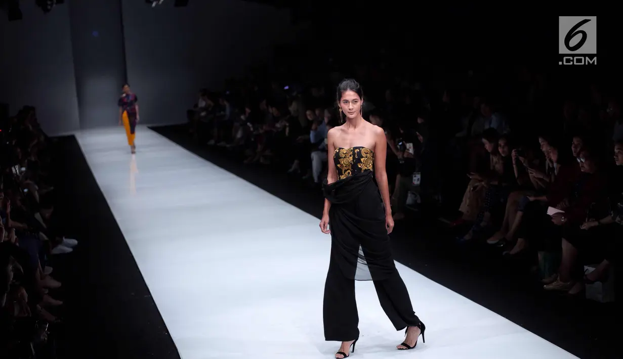 Model berpose mengenakan busana rancangan Paulina Katarina dalam ajang Jakarta Fashion Week 2018 di Senayan City, Jakarta, Kamis (26/10). Rancangan ini terinspirasi dari kain tradisional khas bali. (Liputan6.com/Faizal Fanani)