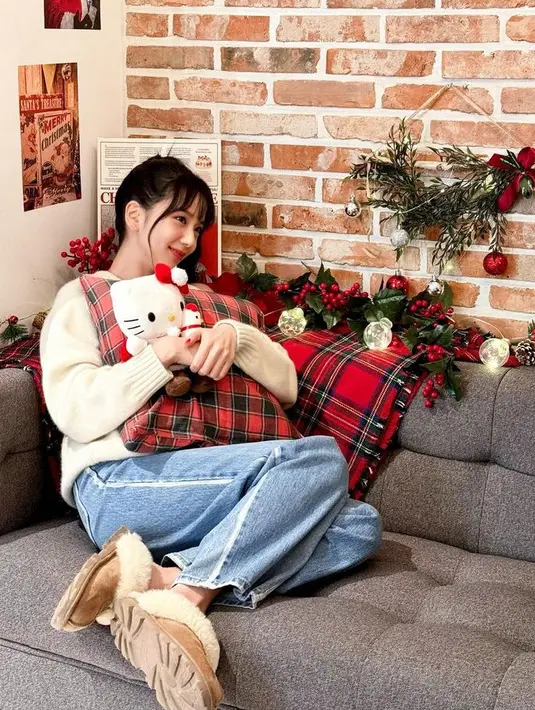 Jisoo tampil santai menikmati suasana Natal dengan mengenakan sweater putih dipadukan celana denim panjang. Sambil memeluk boneka Hello Kittynya. [@sooyaaa__]