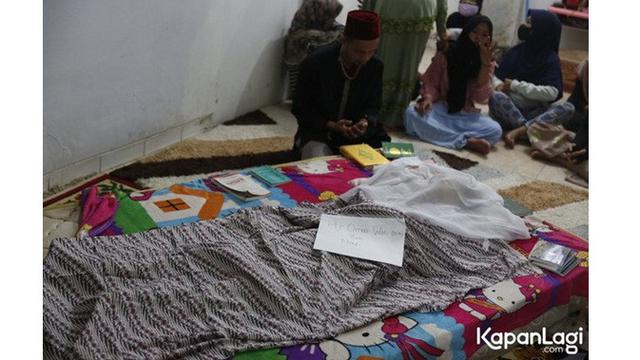 7 Potret Suasana Rumah Duka Omaswati, Penuh Pelayat dan dan Rekan Artis