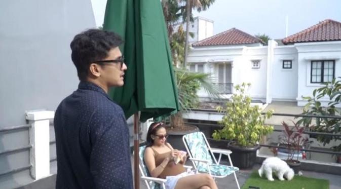 Vanessa Angel bersama sang suami di kediamannya yang nyaman.