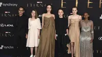 Maddox, Vivienne, Angelina Jolie, Knox, Shiloh, dan Zahara dalam pemutaran perdana Eternals (Photo by Jordan Strauss/Invision/AP)