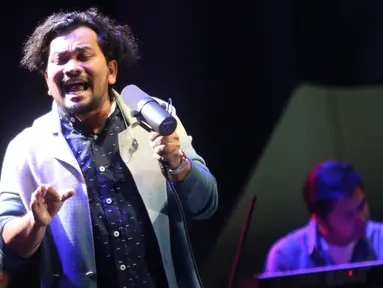 Aksi Tompi saat tampil dalam pagelaran musik BNI Java Jazz Festival 2017, Jakarta, Jumat (3/3). Di tahun ketiga penampilannya, Tompi membawakan sejumlah lagu, seperti Sedari Dulu, Bawa Daku, Tak Pernah Setengah Hati. (Liputan6.com/Immanuel Antonius)