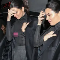 Kendall Jenner terlihat menggunakan jas Blake Griffin saat berkencan. Ia pun tertangkap tak menggunakan bra. (RadarOnline)