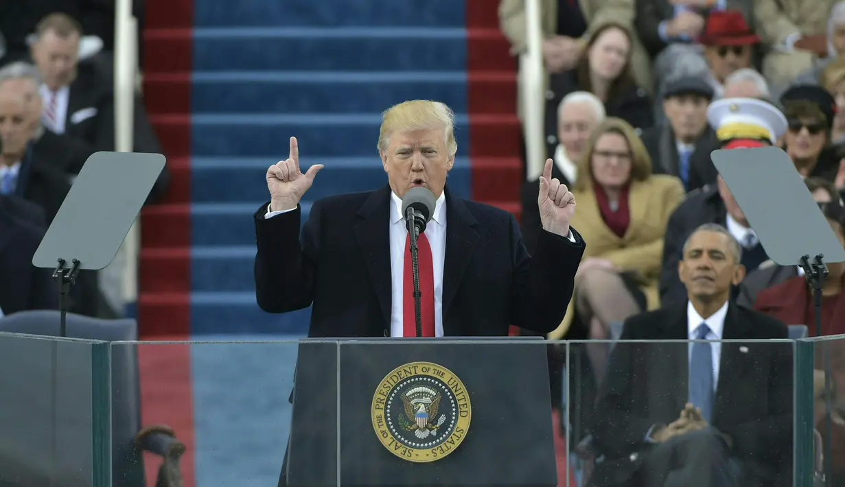 Donald Trump mendapat tempat untuk memberi pidato perdana sebagai Presiden AS di Capitol Hill, Washington DC, AS, Jumat (20/1). Dalam pidatonya, Trump meyakinkan warga Amerika bahwa dirinya tidak akan mengecewakan warga Amerika. (AFP Photo)