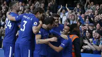 Selebrasi para pemain Chelsea usai Pedro Rodriguez mencetak gol ke gawang Watford. Chelsea unggul 1-0 pada babak pertama pada laga pekan kesembilan Liga Inggris 2017/2018 di Stamford Bridge itu, Sabtu (21/10/2017). (Ian KINGTON / AFP)