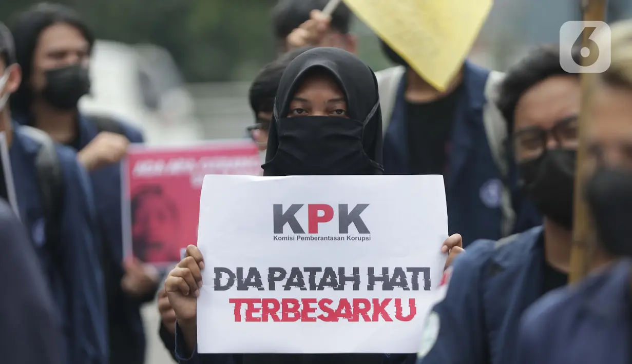 Mahasiswa yang tergabung dalam BEM Institut Pertanian Bogor menunjukkan poster saat melakukan aksi unjuk rasa di jalan Kuningan Persada sekitar Gedung Merah Putih KPK, Jakarta, Rabu (2/6/2021). Mereka menolak TWK dan pelantikan pegawai KPK menjadi ASN. (Liputan6.com/Helmi Fithriansyah)
