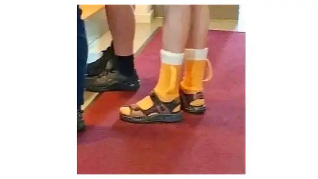 8 Desain Kaus Kaki Ini Bentuknya Nyeleneh Banget, Bikin Geleng Kepala