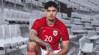 Shayne Pattynama dengan balutan jersey anyar Timnas Indonesia yang diluncurkan, Kamis (23/1/2025). (Dok. Erspo)