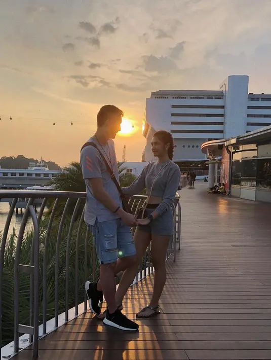 Seperti yang sedang ramai dibicarakan kalau sekarang ini Mikha tengah menjalin cinta dengan seorang pebasket bernama Daniel Wenas. Dan begini lah outfit Mikha saat kencan dengan pacarnya itu. (Instagram/miktambayong)