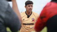 Angel Alfredo Vera resmi ditunjuk sebagai pelatih anyar Madura United. (dok. Madura United)