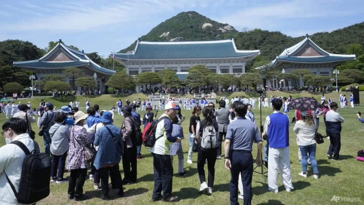Orang-orang mengunjungi Gedung Biru, bekas istana kepresidenan di Korea Selatan pada 10 Mei 2022. (Foto: AP/Ahn Young-joon)